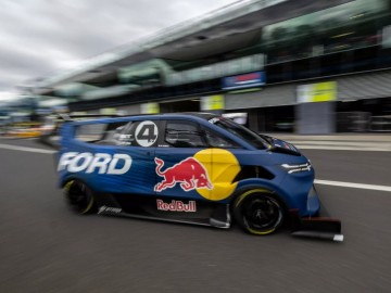 Ford Transit SuperVan 4.2 szybszy od Porsche i Corvette